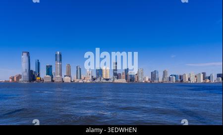 Jersey City und Hudson River Panorama von New York City aus Stockfoto