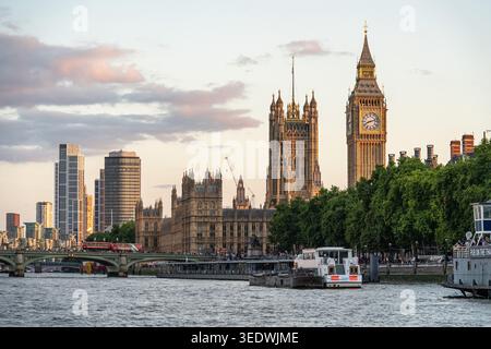 Malerischer Blick auf Big Ben und den Palast von Westminster von der Themse bei Sonnenuntergang, London Stockfoto