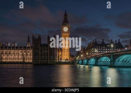 Nächtlicher Blick auf den beleuchteten Big Ben, den Palast von Westminster und die Westminster Bridge in London Stockfoto