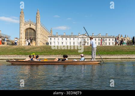 Ein traditioneller Punt auf dem Fluss Cam mit der majestätischen King's College Chapel im Hintergrund, Cambridge, England Stockfoto
