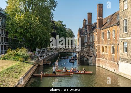 Traditionelles Klettern auf dem Fluss Cam an der hölzernen Mathematical Bridge am Queens' College, Cambridge, England Stockfoto