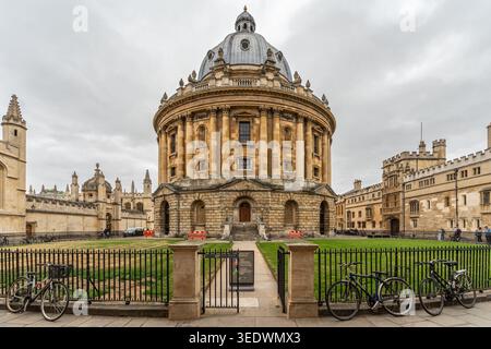 Die Radcliffe Camera in Oxford, ein kreisförmiges Bibliotheksgebäude mit großer Kuppel und Steinfassade, England Stockfoto