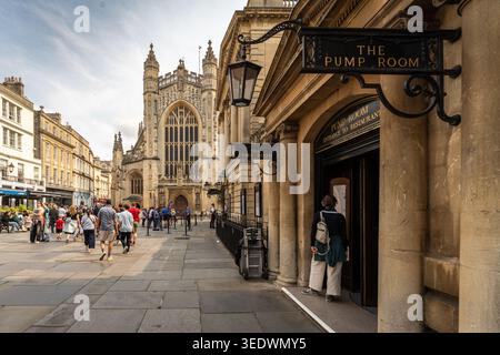 Blick auf Bath mit Eingang zum Pump Room und zur historischen Bath Abbey, England Stockfoto
