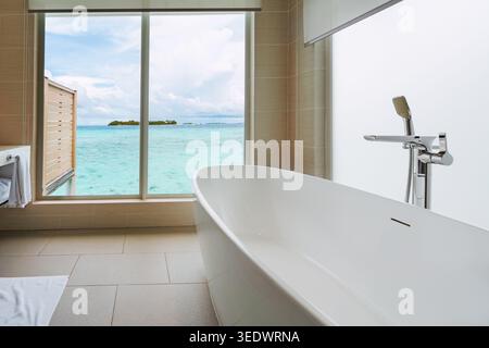 Modernes, luxuriöses Hotelbad - Zimmer mit Blick auf den inspirierenden Ozean Stockfoto