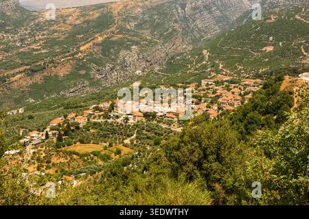 Blick aus der Vogelperspektive auf das historische Dorf Douma mit seinen berühmten traditionellen roten Ziegeldächern und mediterraner Bergarchitektur. Stockfoto