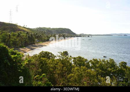 Atemberaubende Perspektive auf eine tropische Insellagune mit türkisfarbenem Wasser und kleinen Booten in Malay, den Philippinen. Stockfoto