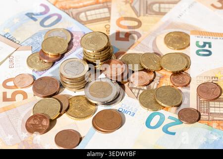 Finanzieller Hintergrund einer Nahaufnahme der Euro-Banknoten und -Münzen Stockfoto