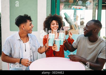 Eine fröhliche Gruppe junger Freunde genießt einen gemeinsamen Moment in der Stadt, um Erinnerungen festzuhalten und Lachen zu teilen Stockfoto