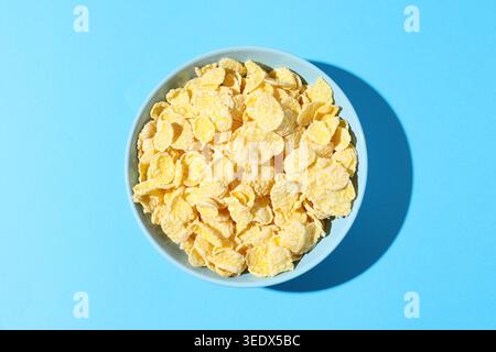 Schüssel mit köstlichem Müsli auf hellblauem Hintergrund, Blick von oben Stockfoto