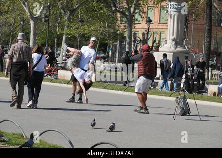 Zufällige Leute im Park des Arc de Triomf in Barcelona. Der Bogen befindet sich am Passeig de Lluís Companys, der direkt zum Ciutadella-Park führt Stockfoto