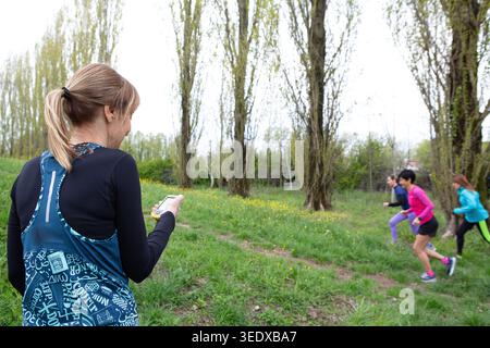 Junge Frauen, die sich mit gps-Geräten auf Wettkampflauf konzentrieren Stockfoto
