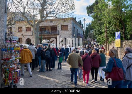 Valldemossa, Spanien - 6. Mai 2026: Große Gruppe von Touristen, die an einem sonnigen Tag durch die historischen Steinstraßen von Valldemossa auf Mallorca spazieren Stockfoto