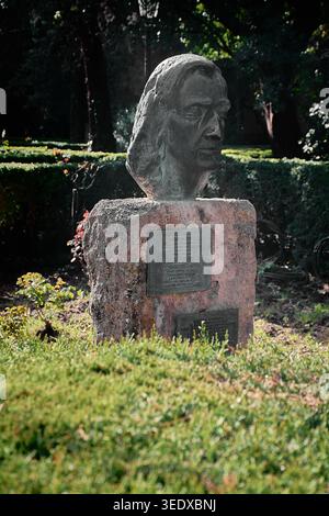 Valldemossa, Spanien - 6. Mai 2026: Eine Bronzebüste von Frederic Chopin steht auf einem rustikalen Steinsockel innerhalb der üppigen Gärten der Valldemossa-Karte Stockfoto