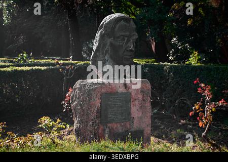 Valldemossa, Spanien - 6. Mai 2026: Auf einem Steinpodest in den Gärten der Königlichen Kartäusermonaste steht eine Bronzebüste des Komponisten Frederic Chopin Stockfoto