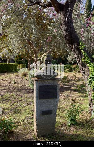 Valldemossa, Spanien - 6. Mai 2026: Eine verwitterte Steinbüste von Catalina Homar steht auf einem Sockel in den üppigen Gärten von Cartuja de Valldemossa Stockfoto
