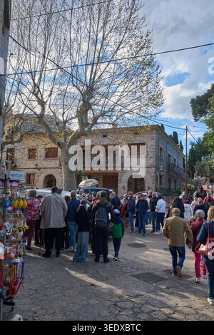 Valldemossa, Spanien - 6. Mai 2026: Große Gruppe von Touristen, die an einem sonnigen Tag durch die historischen Steinstraßen von Valldemossa auf Mallorca spazieren Stockfoto