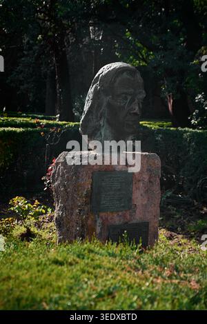 Valldemossa, Spanien - 6. Mai 2026: Auf einem Steinsockel in den ruhigen Gärten des Valldemos steht eine Bronzestatue des Komponisten Frederic Chopin Stockfoto
