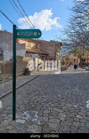 Valldemossa, Spanien - 6. Mai 2026: Ein Wegweiser zeigt in Richtung Real Cartuja Museum auf einer Kopfsteinpflasterstraße im historischen Dorf Valldem Stockfoto