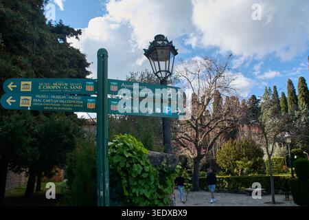 Valldemossa, Spanien - 06. Mai 2026: Wegweiser in Valldemossa zeigen den Weg zum Chopin Museum und König Sancho Palast unter einem hellblauen Himmel Stockfoto