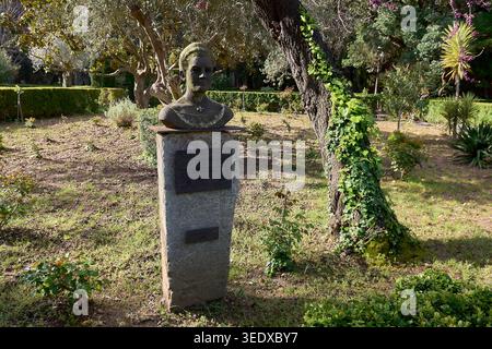 Valldemossa, Spanien - 6. Mai 2026: Eine Bronzebüste der Catalina Homar auf einem Steinsockel steht in den historischen Gärten von Valldemossa, Mallorca, Suruu Stockfoto