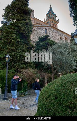 Valldemossa, Spanien - 6. Mai 2026: Touristen spazieren vorbei am historischen Kartäuserkloster Valldemossa, einem berühmten Wahrzeichen Mallorcas mit Tradition Stockfoto