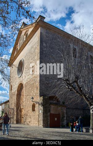 Valldemossa, Spanien - 6. Mai 2026: Die historische Steinfassade der echten Kirche Cartuja de Valldemossa steht hoch unter einem blauen Himmel und zeigt einen Promi Stockfoto