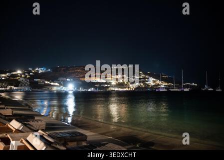 Der berühmte Strand von Ornos bei Nacht, auf Mykonos Insel, Kykladen, Griechenland Stockfoto