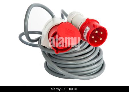 Ein dreiphasiges Verlängerungskabel mit einer Stromstärke von 16 A und einer Spannung von 380 V bis 400 V. Stockfoto