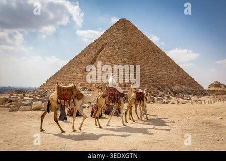 Pyramide von Menkaure in Ägypten, Außenansicht mit Kamelen, die vor der Pyramide reiten. Stockfoto
