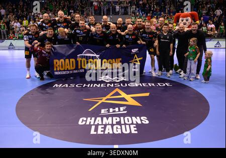 Magdeburg, Deutschland. Mai 2026. Handball, Männer, Champions League, SC Magdeburg - Auswahl Szeged, Endrunde, K.-o.-Runde, Viertelfinale, zweite Legs, Getec Arena. Die Spieler des SC Magdeburg reagieren auf ihren Sieg und halten ein Banner der EHF Champions League, deren Finale vom 13. Bis 14. Juni 2026 in Köln stattfindet. Das Spiel endete mit 45:37. Quelle: Hendrik Schmidt/dpa/Alamy Live News Stockfoto