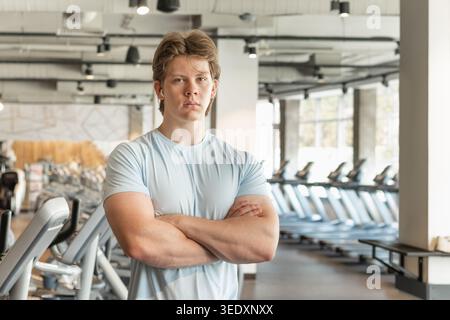 Selbstbewusster Sportler, der im Porträt des Fitnessstudios steht Stockfoto