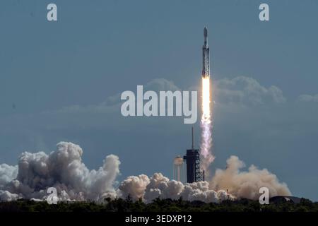 Ein SpaceX Falcon Heavy startet den Kommunikationssatelliten Viasat-3 F3 vom LC-39A im Kennedy Space Center, Florida, am 29. April 2026. Stockfoto