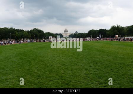 Während der von Präsident Trump am 14. Juni 2025 angeordneten Parade zum 250. Jahrestag der Armee warten die Menschen in der Schlange, um die Ausrüstung der US-Armee auf dem Union Square in der Nähe des Capital Building in Washington DC zu sehen. Stockfoto