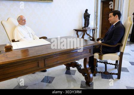 Vatikan, Vatikanstadt. Mai 2026. Papst Leo XIV. Hält am Donnerstag, den 7. Mai 2026, eine Privataudienz mit dem US-Außenminister Marco Rubio im Vatikan ab. Foto: Vatican Media/UPI Credit: UPI/Alamy Live News Stockfoto