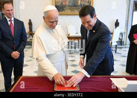 Vatikan, Vatikanstadt. Mai 2026. Papst Leo XIV. Hält am Donnerstag, den 7. Mai 2026, eine Privataudienz mit dem US-Außenminister Marco Rubio im Vatikan ab. Foto: Vatican Media/UPI Credit: UPI/Alamy Live News Stockfoto