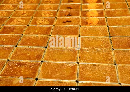 Traditionelle thailändische Mungbohnen-Pudding-Quadrate in Tabletts mit goldgebackener Textur und gebratener Schalottenplatte. Stockfoto