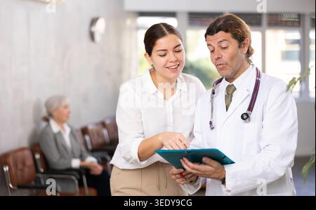 Aufmerksamer Arzt verschreibt Tests an Patienten der Klinik, um den Gesundheitszustand zu überprüfen Stockfoto