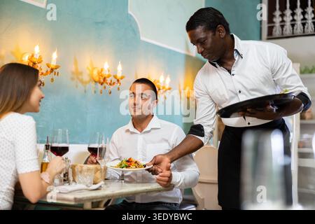 Kellner für Restaurantgäste Stockfoto