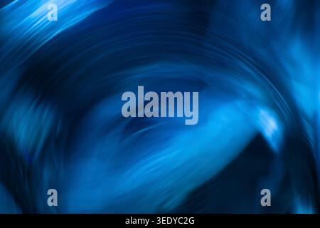 Abstrakte, flüssige blaue Lichtstreifen mit wirbelnder Bewegung und dynamischer Energie Stockfoto