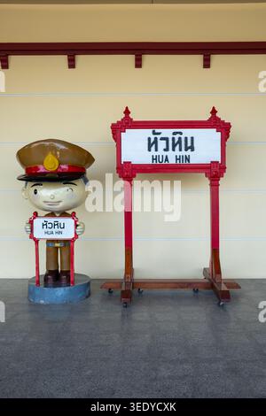 Beschilderung am Bahnhof in Hua hin Thailand Stockfoto