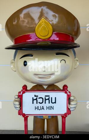 Beschilderung am Bahnhof in Hua hin Thailand Stockfoto