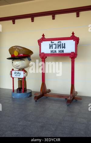 Beschilderung am Bahnhof in Hua hin Thailand Stockfoto