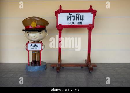 Beschilderung am Bahnhof in Hua hin Thailand Stockfoto