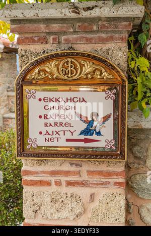 Meteora, Kastraki, Thessalien, Griechenland. 31. Oktober 2023. Schilder am Kloster Varlaam auf den Felsformationen von Meteora. Stockfoto