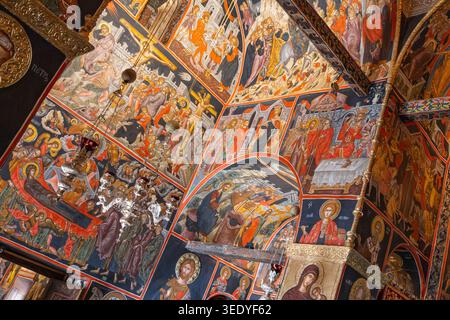 Meteora, Kastraki, Thessalien, Griechenland. 31. Oktober 2023. Wandmalereien im Kloster Varlaam auf den Felsformationen von Meteora. Stockfoto