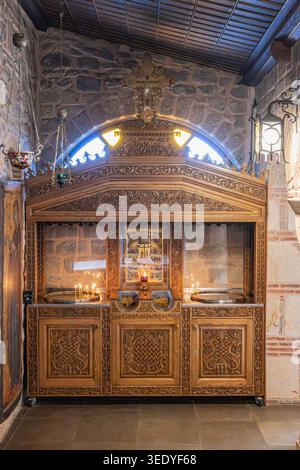 Meteora, Kastraki, Thessalien, Griechenland. 31. Oktober 2023. Altar im Kloster Varlaam auf den Felsformationen von Meteora. Stockfoto