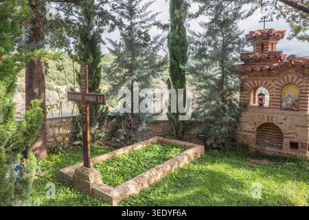 Meteora, Kastraki, Thessalien, Griechenland. 31. Oktober 2023. Friedhof im Kloster Varlaam auf den Felsformationen von Meteora. Stockfoto
