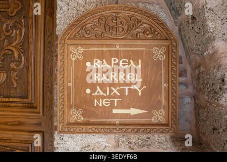 Meteora, Kastraki, Thessalien, Griechenland. 31. Oktober 2023. Schilder am Kloster Varlaam auf den Felsformationen von Meteora. Stockfoto