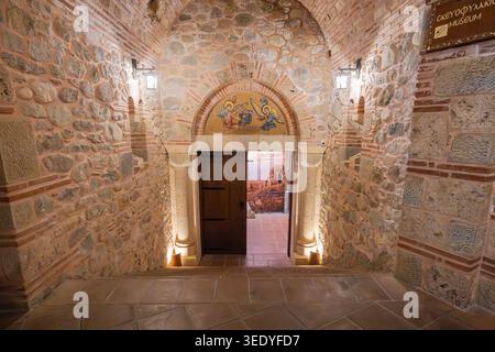 Meteora, Kastraki, Thessalien, Griechenland. 31. Oktober 2023. Steintreppe im Kloster Varlaam auf den Felsformationen von Meteora. Stockfoto