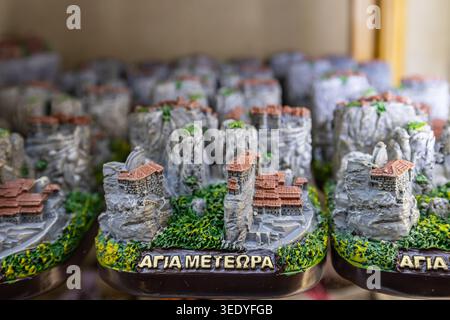 Meteora, Kastraki, Thessalien, Griechenland. 31. Oktober 2023. Souvenirs zum Verkauf im Kloster Rousanou auf den Felsformationen von Meteora. Stockfoto